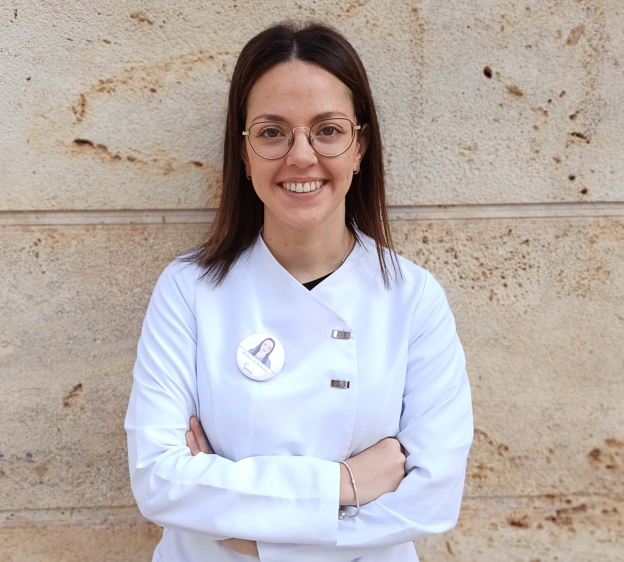 Técnico de Farmacia Sonia mirando al frente y sonriendo