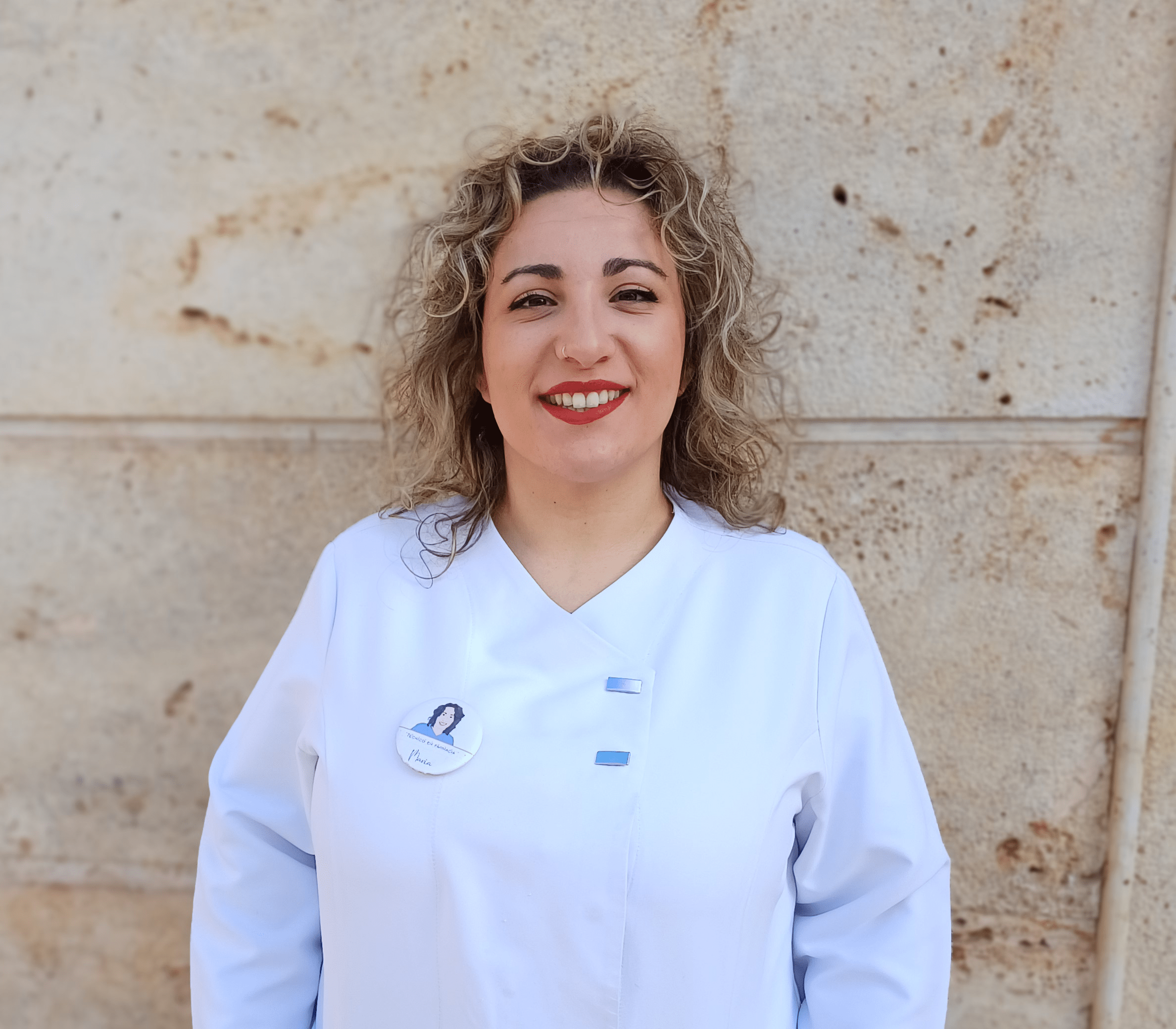 Técnico de Farmacia María mirando al frente y sonriendo